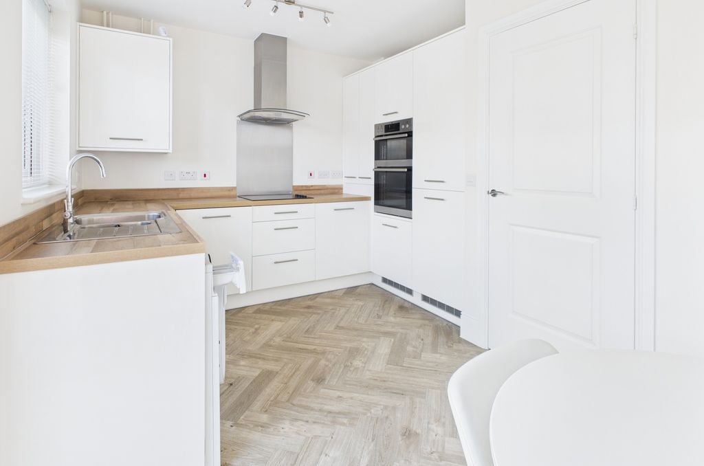 Property photo 3 of 16 Cam02519G0-Pr0335-Still014