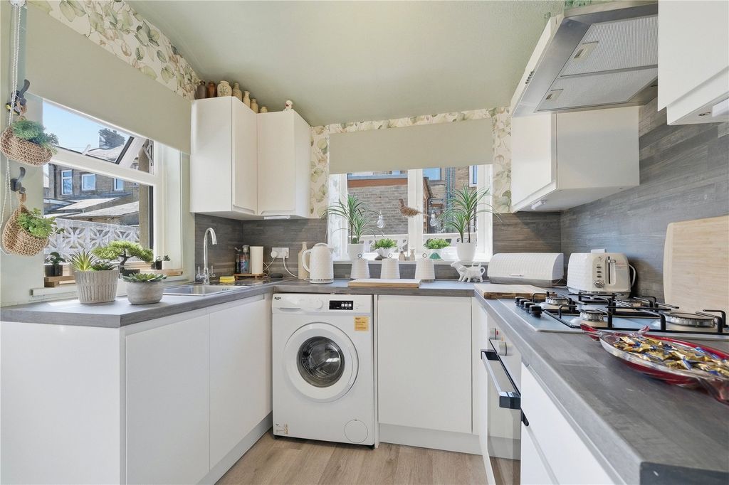 Property photo 3 of 17 Kitchen