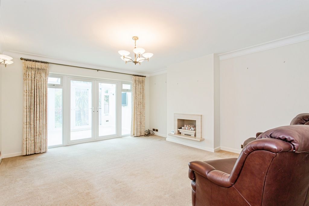 Property photo 2 of 16 Lounge