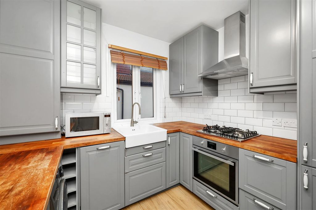 Property photo 3 of 12 Kitchen