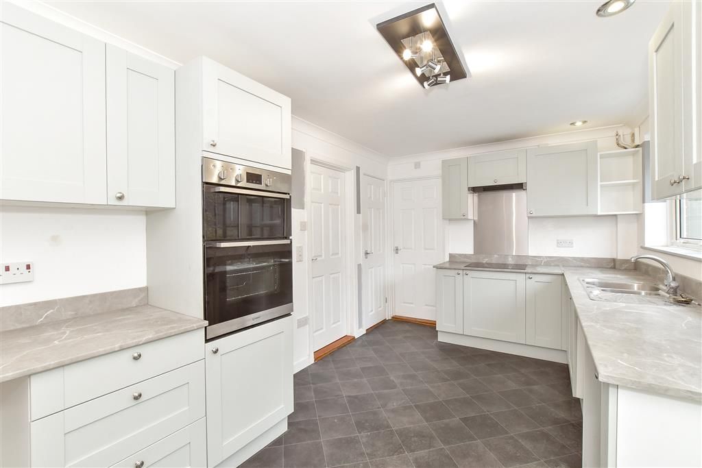 Property photo 3 of 11 Kitchen