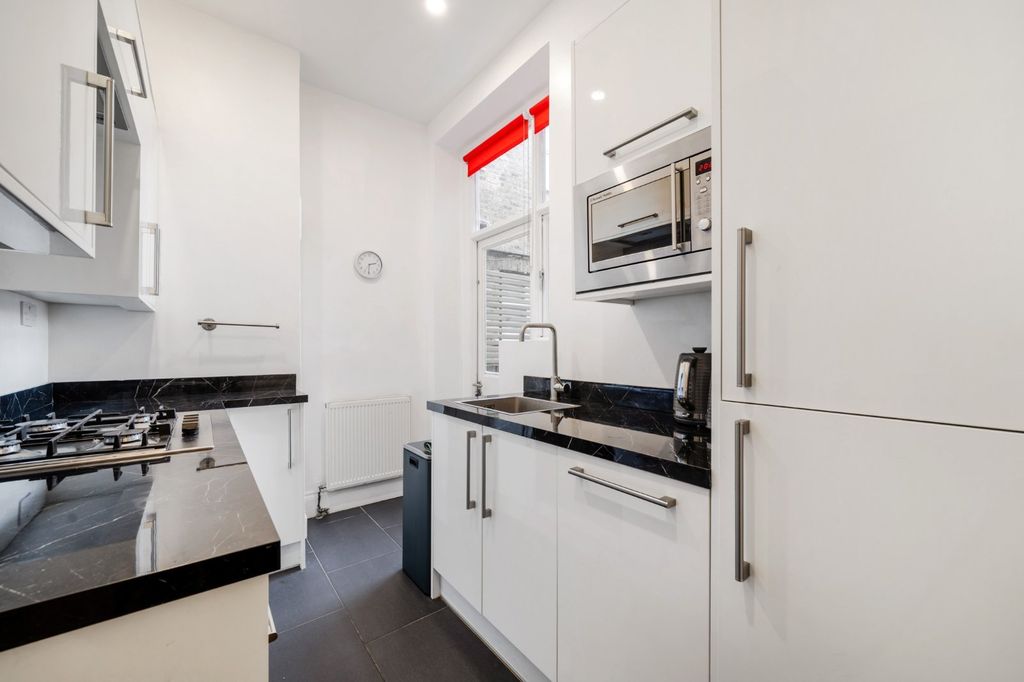 Property photo 2 of 10 Kitchen