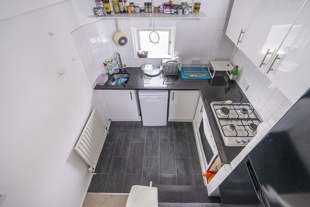 Property photo 3 of 13 Warwick-Way-008