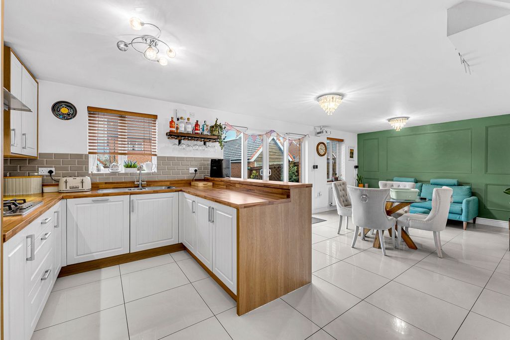 Property photo 2 of 28