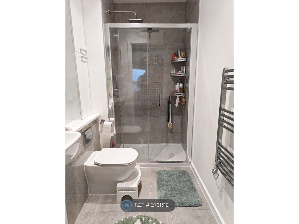 Property photo 3 of 14 En Suite Bathroom