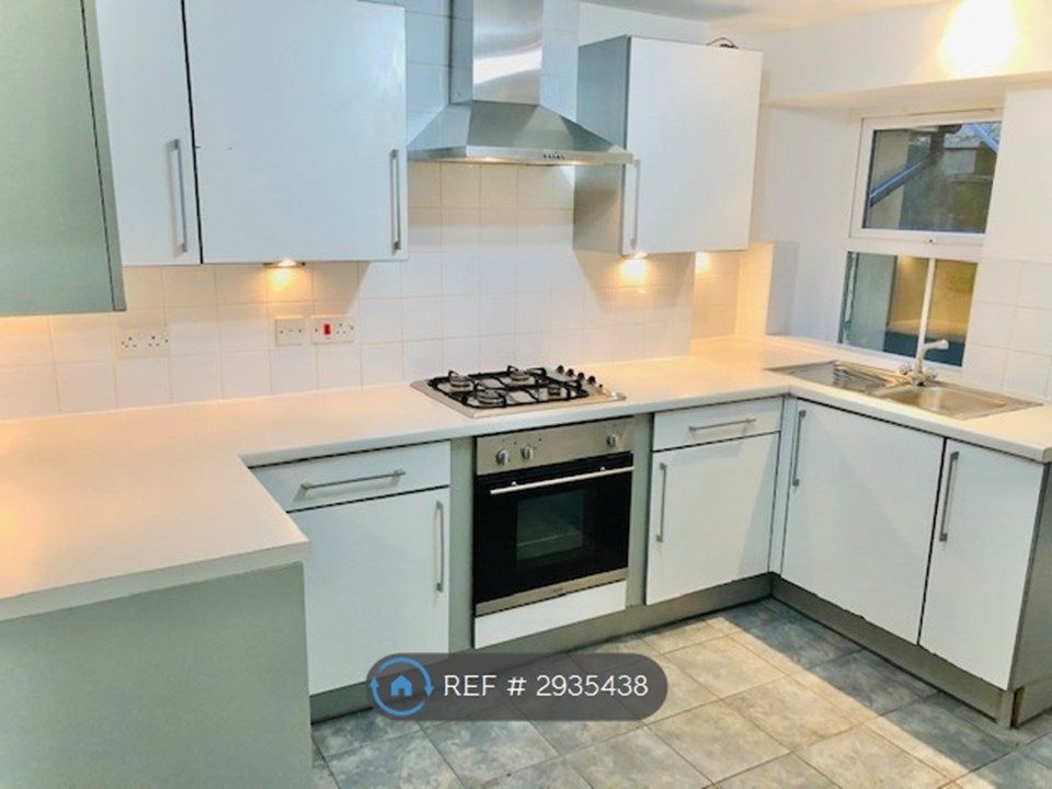 Property photo 3 of 11 Kitchen