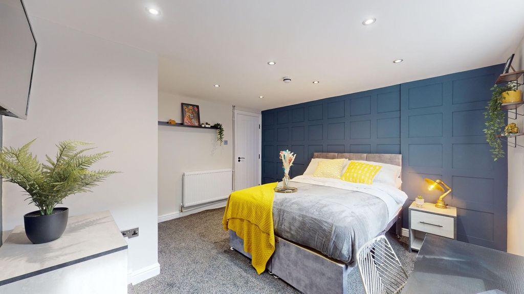 Property photo 3 of 12 This Beautifully Designed Double Bedroom Features ...
