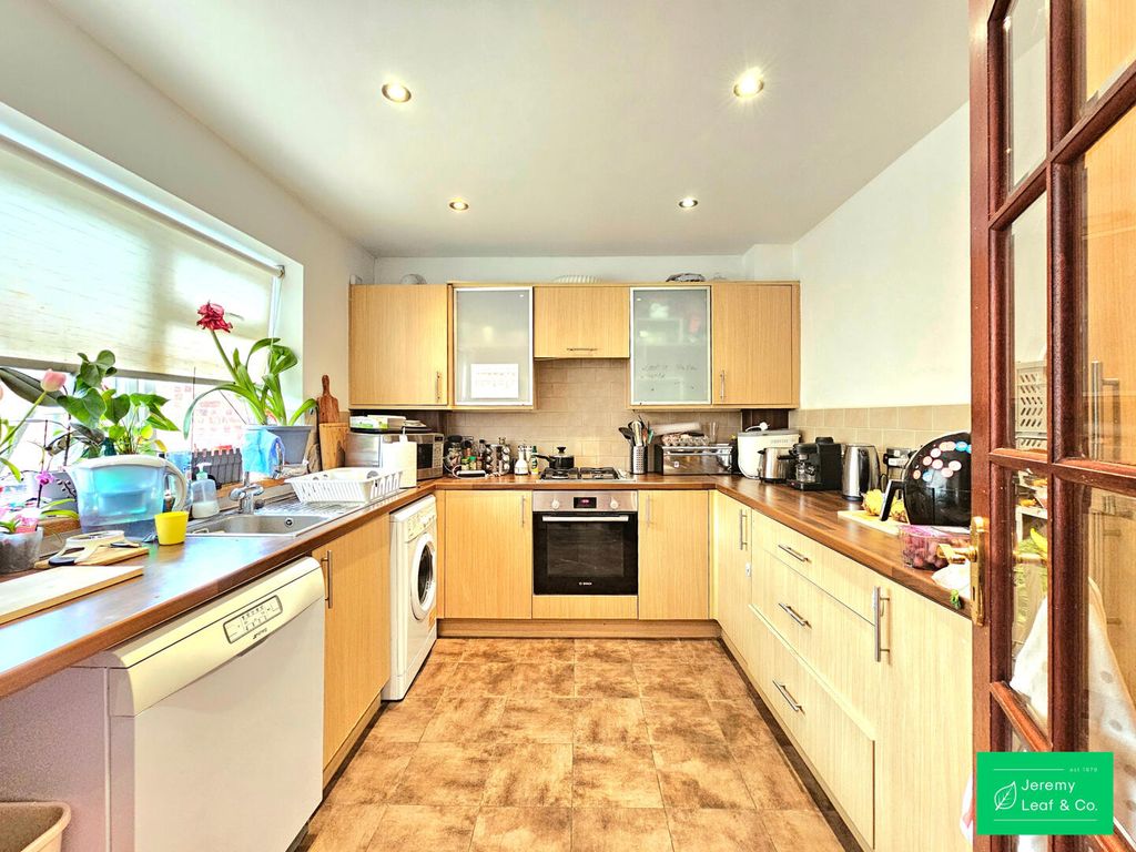 Property photo 2 of 9 Kitchen