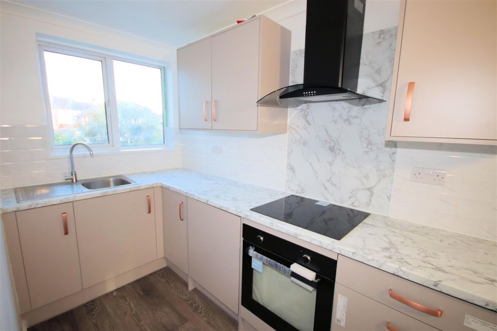 Property photo 2 of 14 Fitted Kitchen