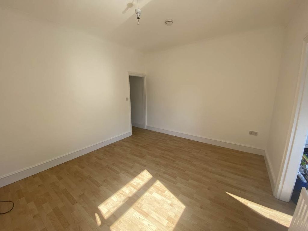 Property photo 3 of 8 4D358C5D-2D81-48F8-A752-3Ad02E797A21