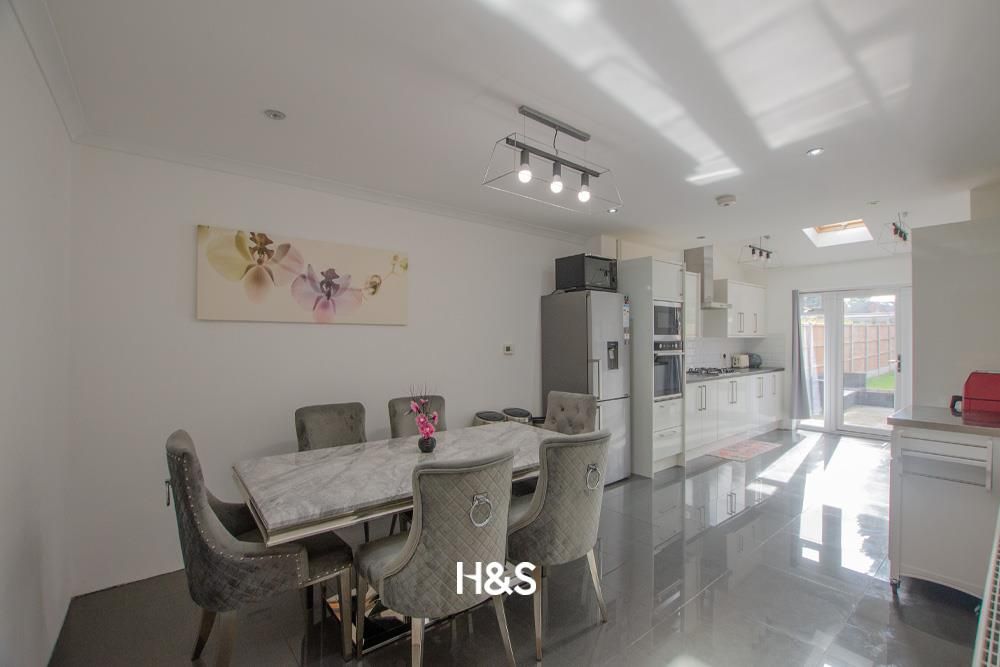 Property photo 1 of 18 88 Brooklands Road - Kitchendiner.Jpg