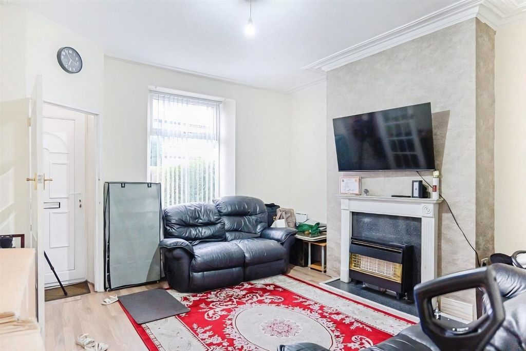 Property photo 2 of 16 Lounge