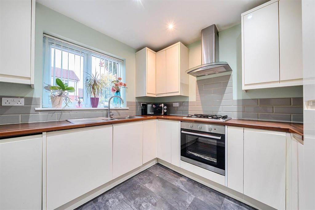 Property photo 3 of 20 Kitchen