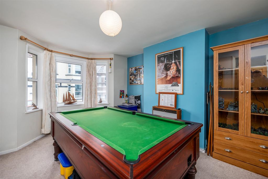 Property photo 2 of 13 Lounge