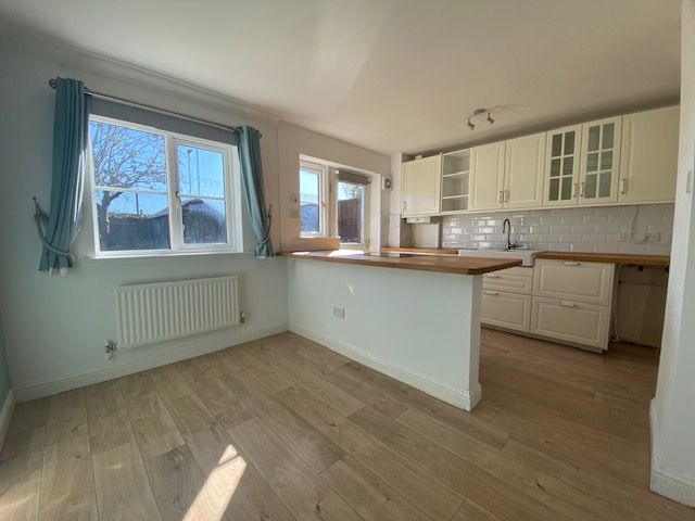 Property photo 3 of 10 Kitchen