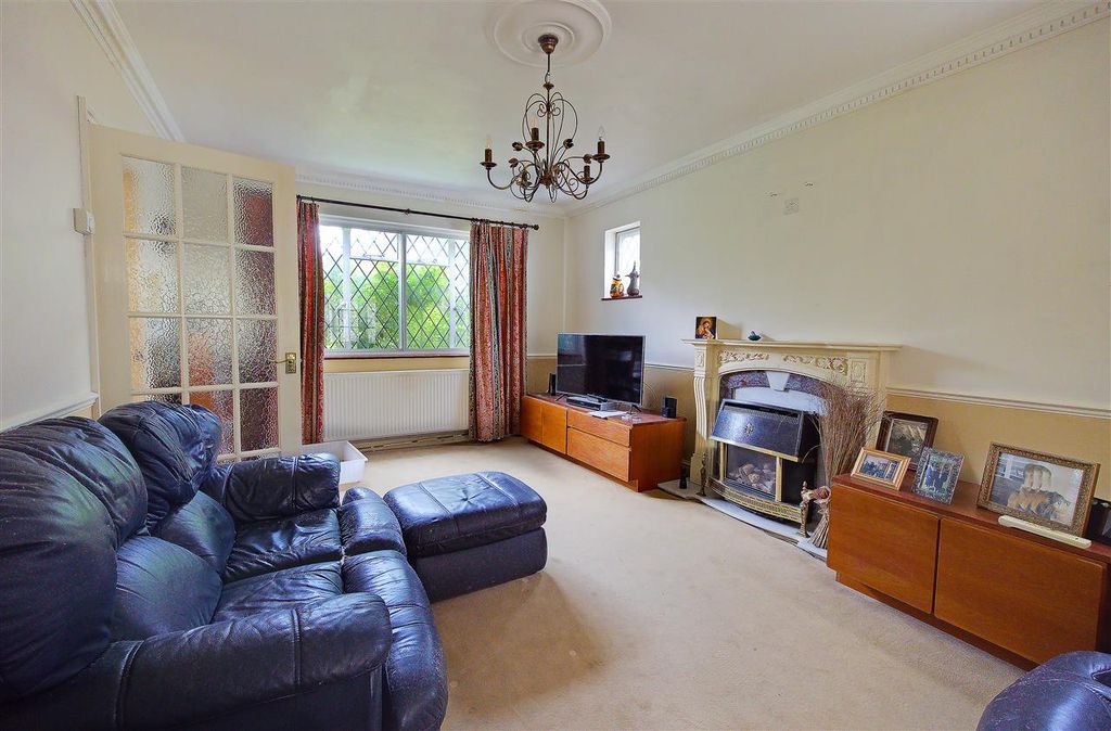 Property photo 3 of 19 Lounge