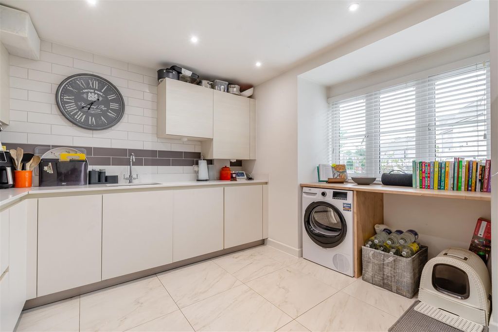 Property photo 3 of 17 8652779-Interior01.Jpg