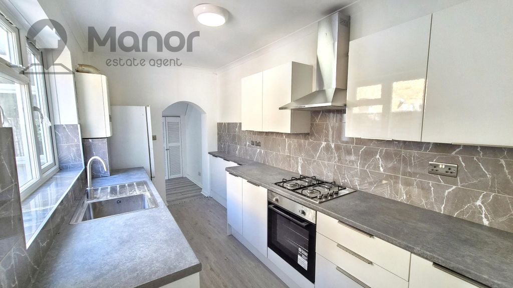 Property photo 1 of 17 Kitchen