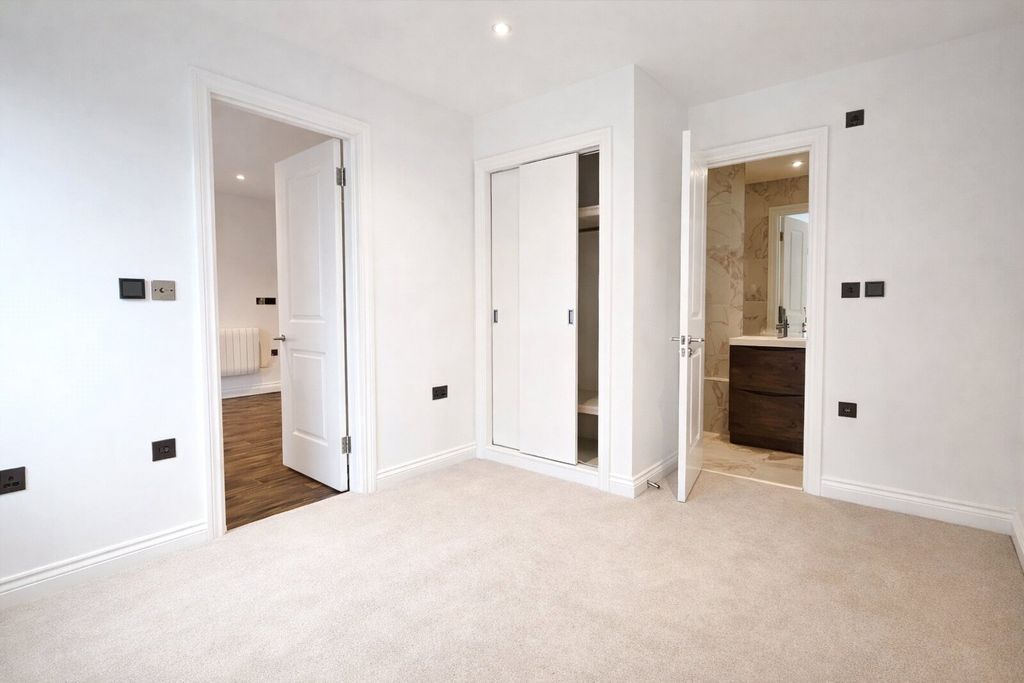 Property photo 3 of 11 Picture No. 24