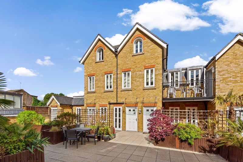 Property photo 1 of 15 Hampton Court Mews, East Molesey