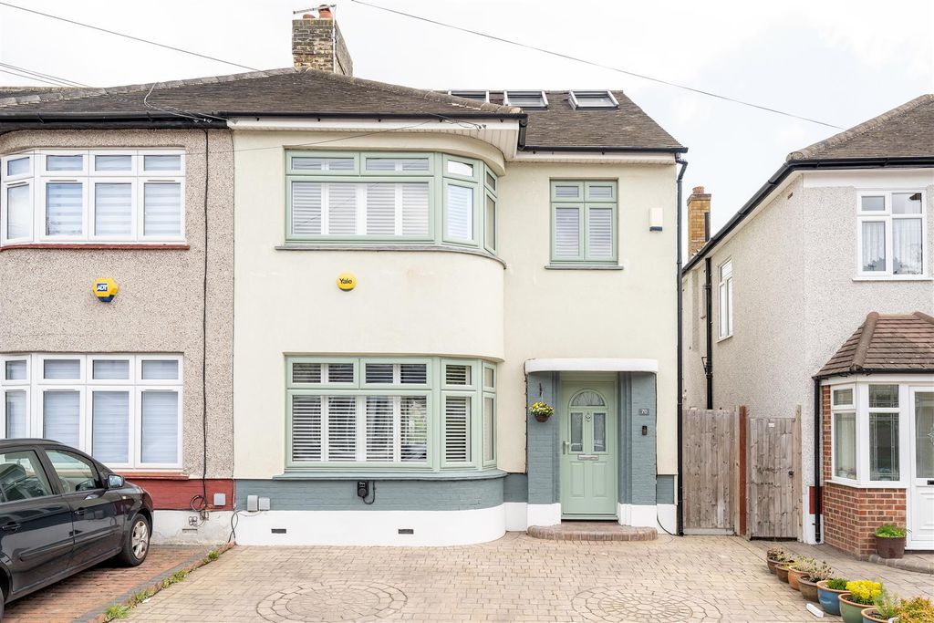 Property photo 1 of 52 Sandringham Road, Ig11
