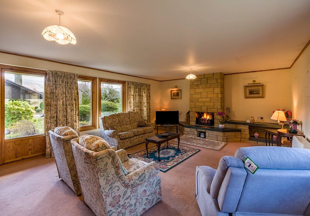 Property photo 3 of 12 Lounge