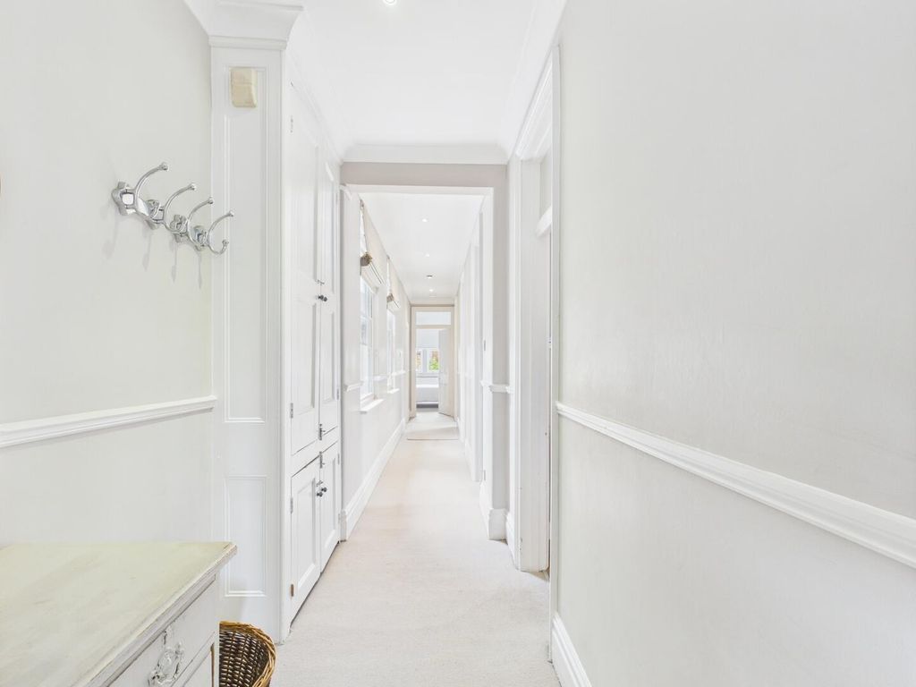 Property photo 2 of 11 Hallway
