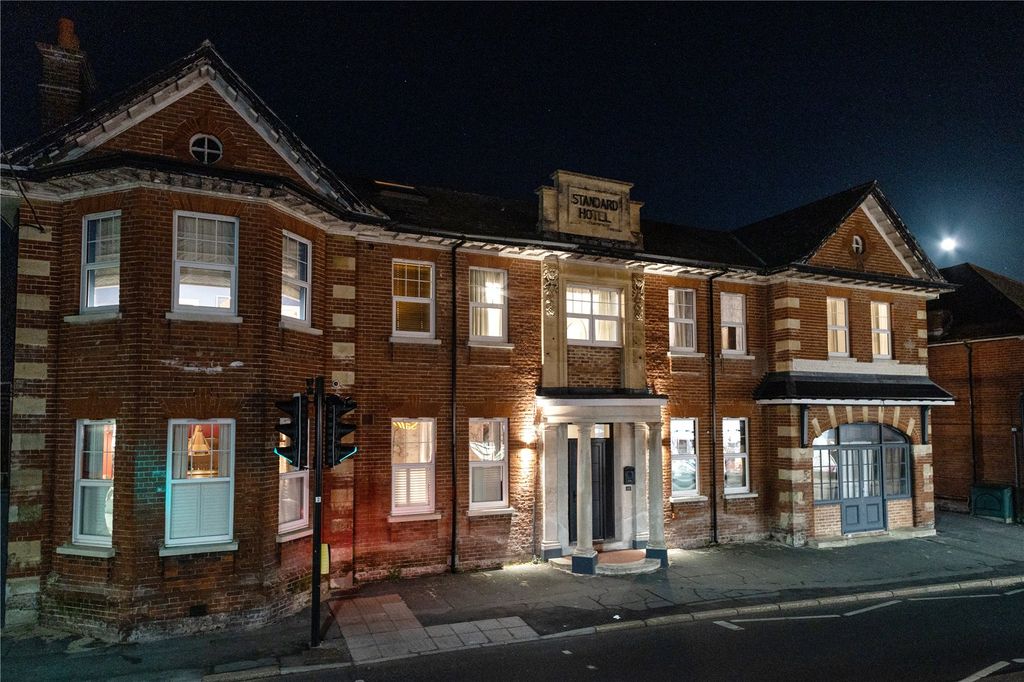 Property photo 1 of 9 Freshwater Exterior