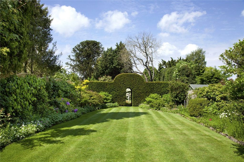 Property photo 2 of 18 Garden