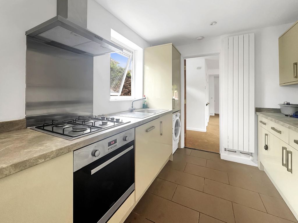 Property photo 3 of 11 Kitchen