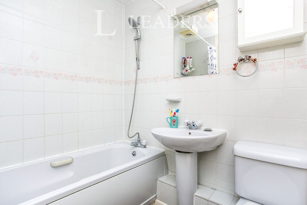 Property photo 2 of 11 Bathroom