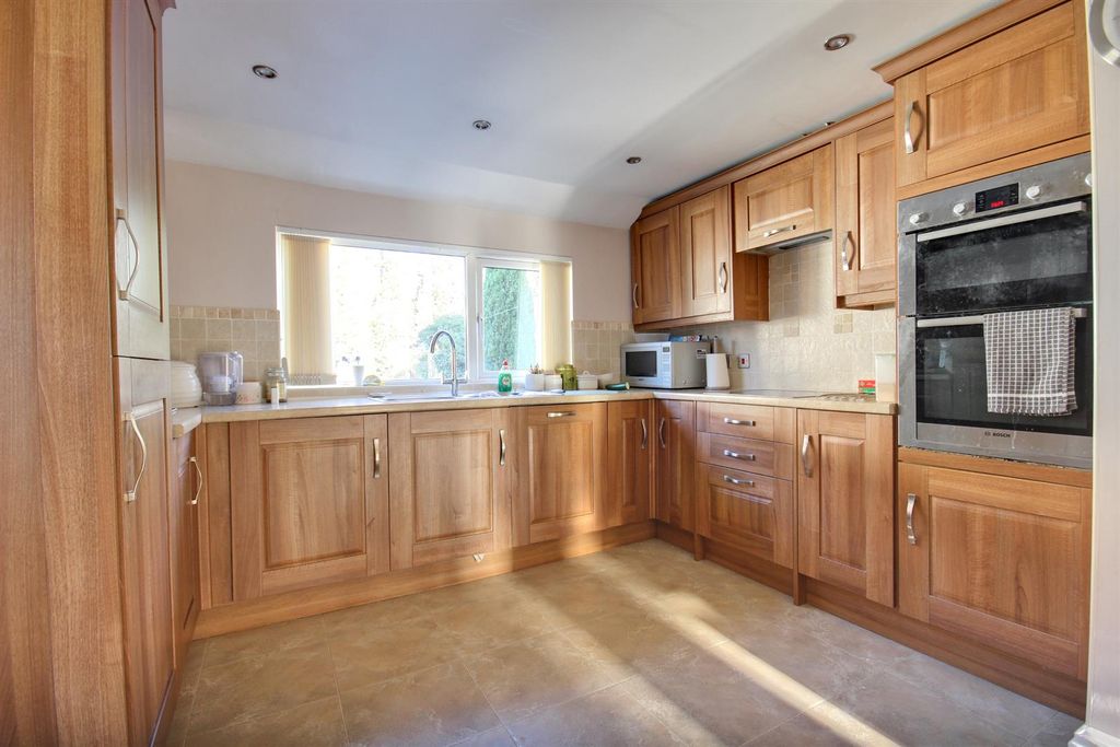 Property photo 3 of 16 Kingston Road (9).Jpg