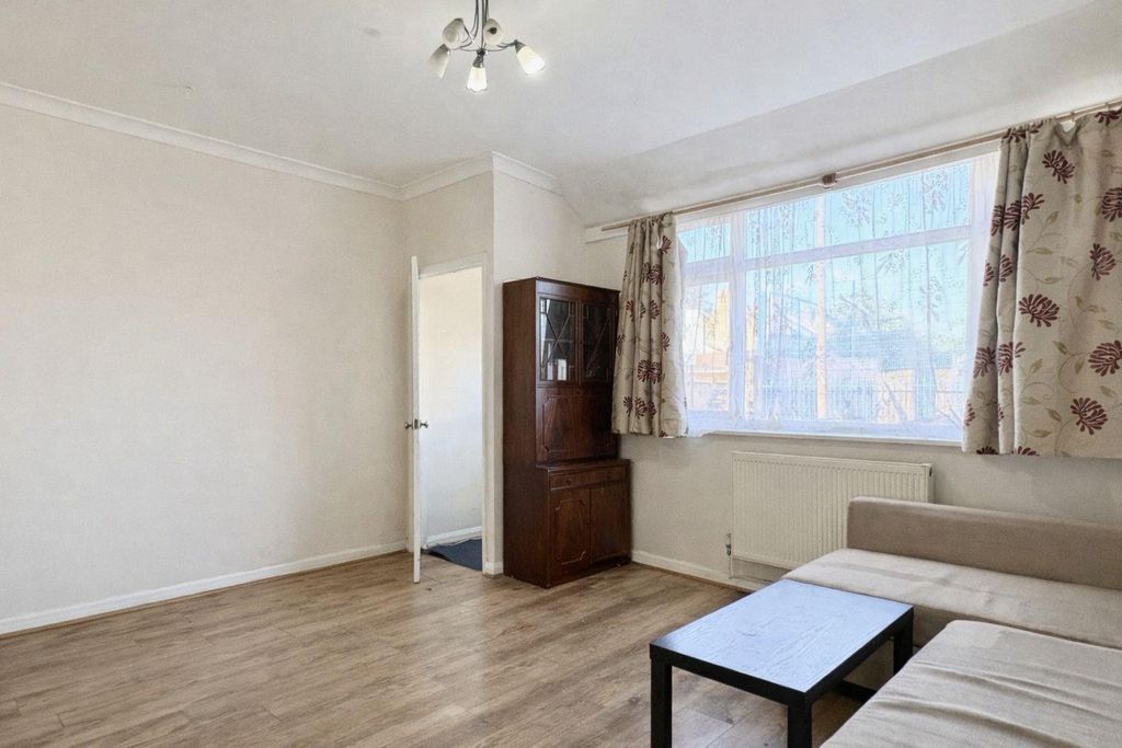 Property photo 2 of 11 Market Street For Rent By Barrain London Estate Ag