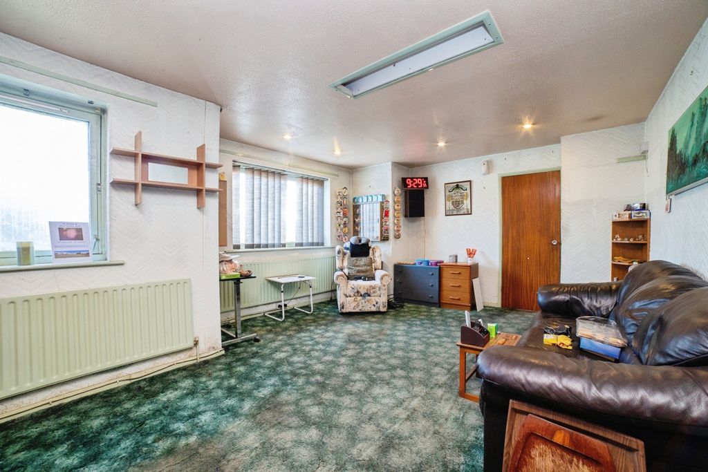 Property photo 3 of 16 Lounge