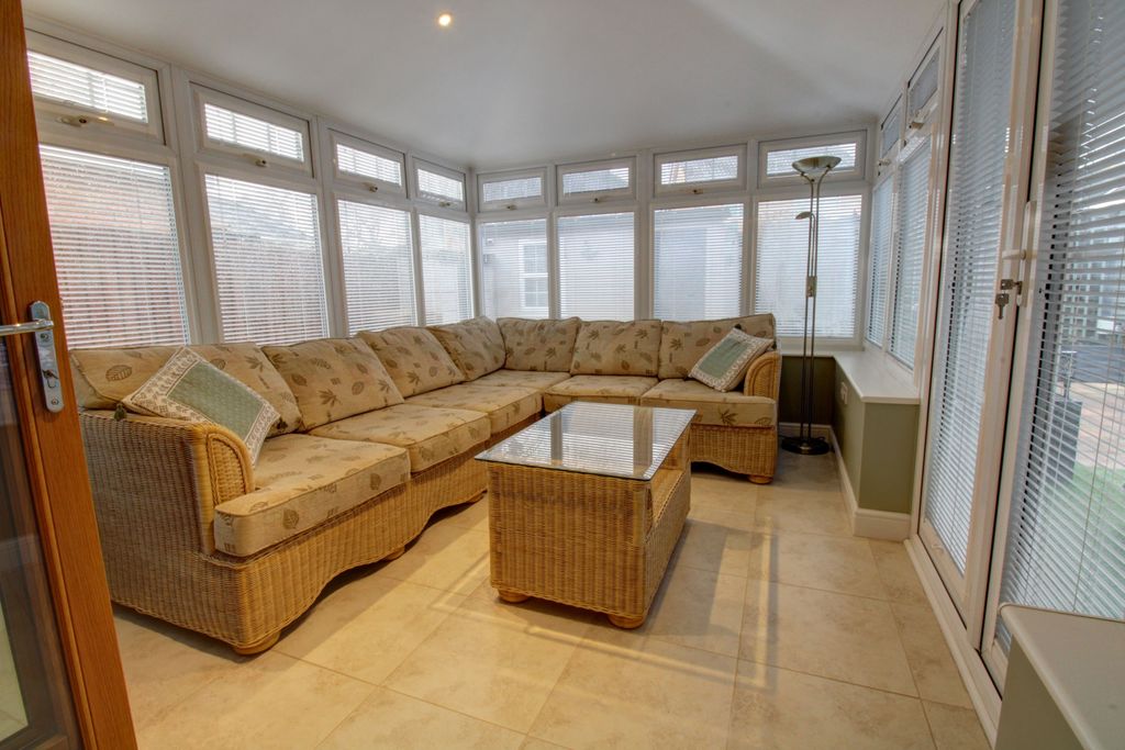 Property photo 3 of 19 Conservatory