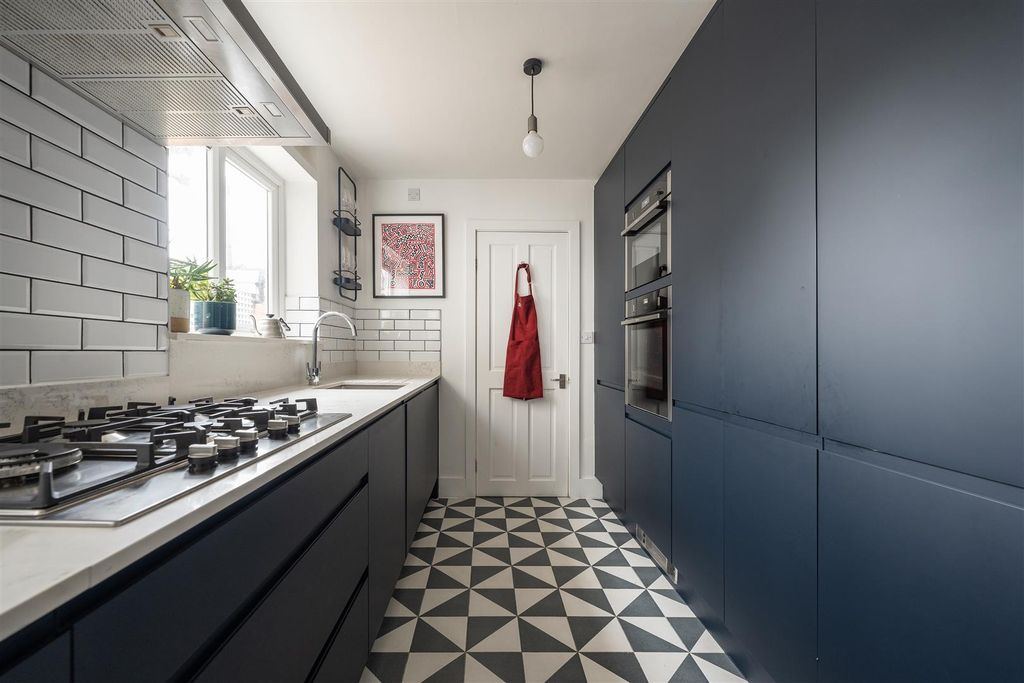 Property photo 3 of 27 Jephson Road, E7