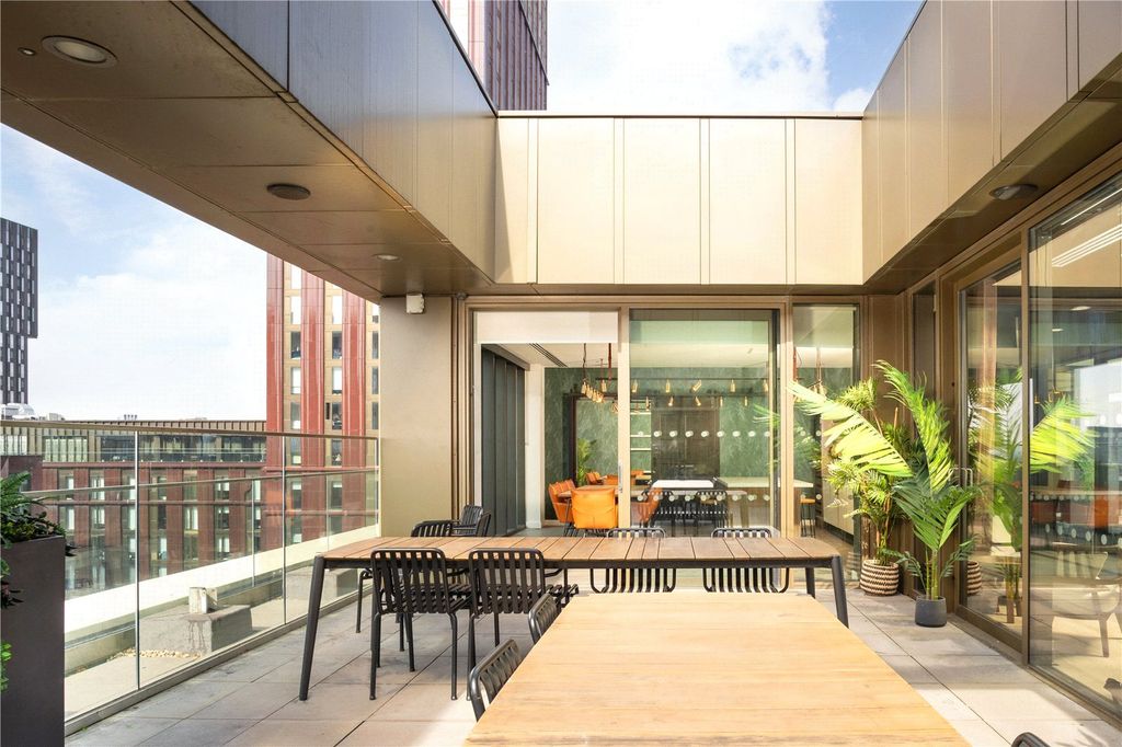 Property photo 3 of 17 Roof Terrace