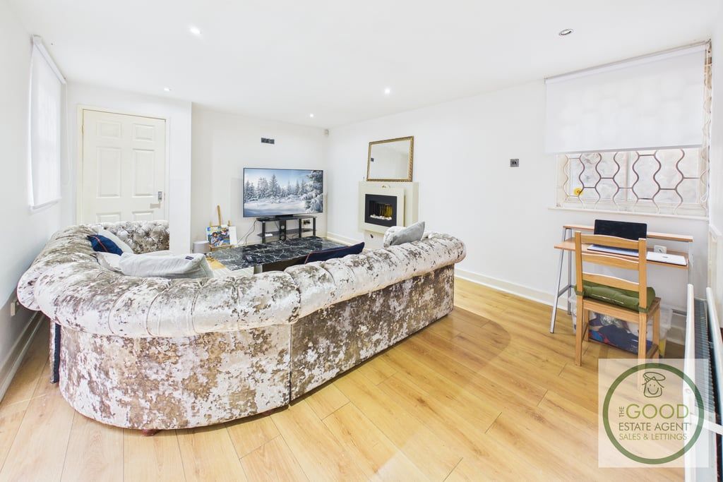 Property photo 2 of 11