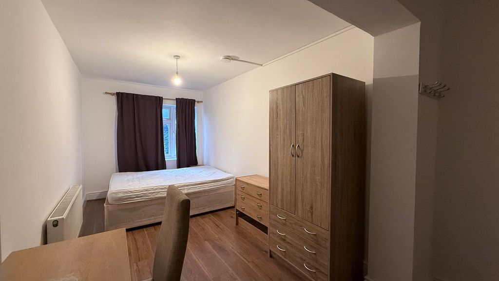 Property photo 1 of 8 Room 2 - 10 Warner.Jpg