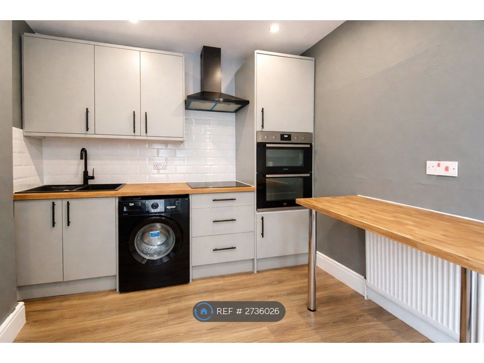 Property photo 2 of 6 Kitchen