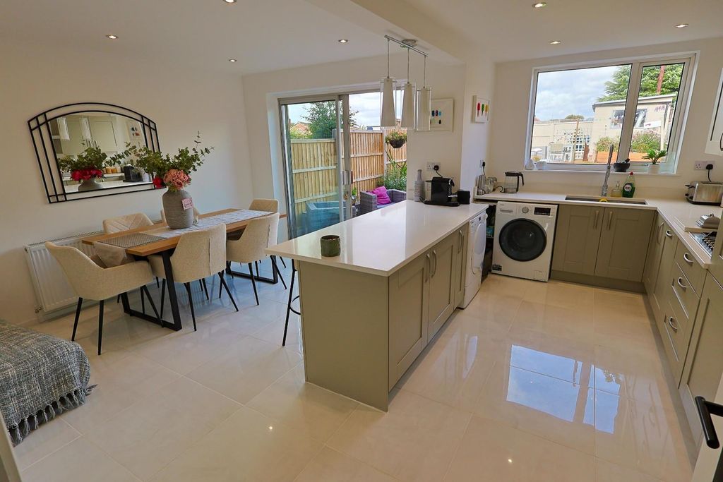 Property photo 3 of 19 Kitchen / Diner