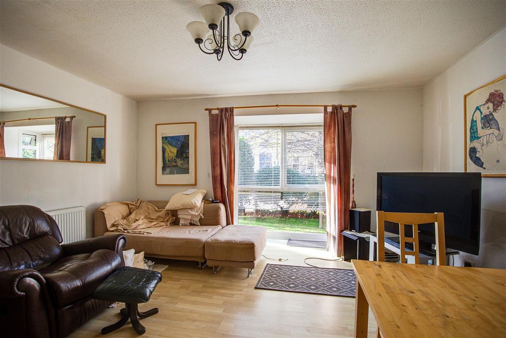 Property photo 2 of 8 Lounge