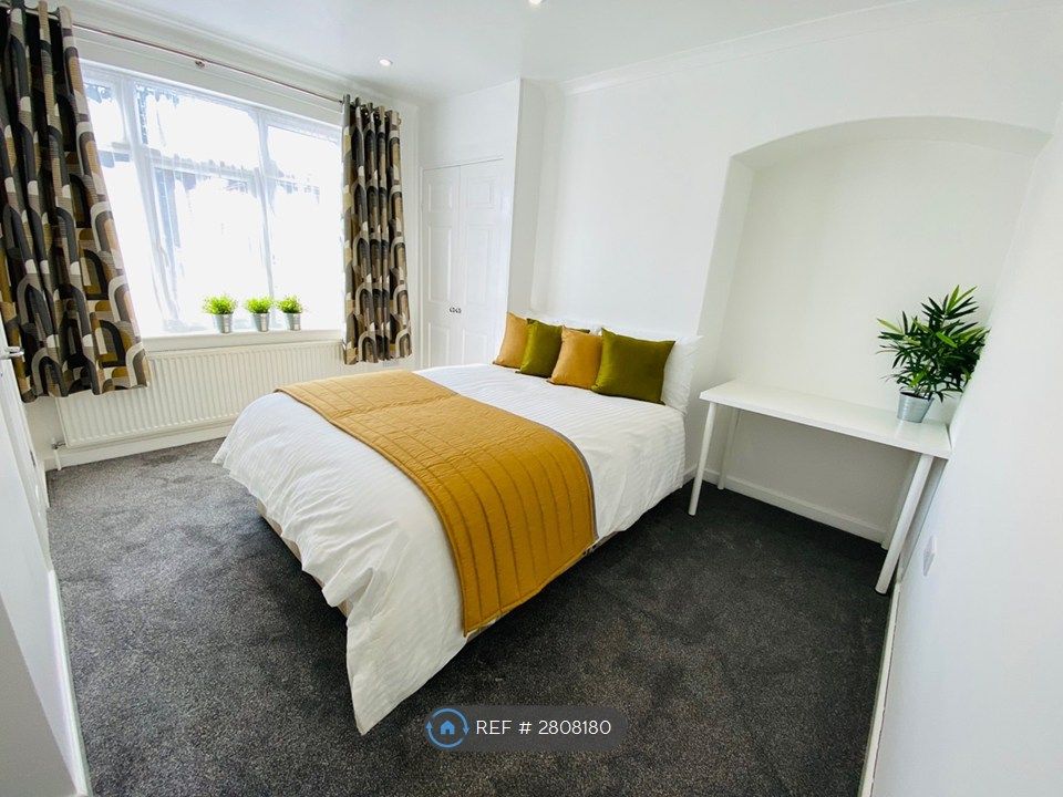 Property photo 1 of 23 En-Suite Room 4