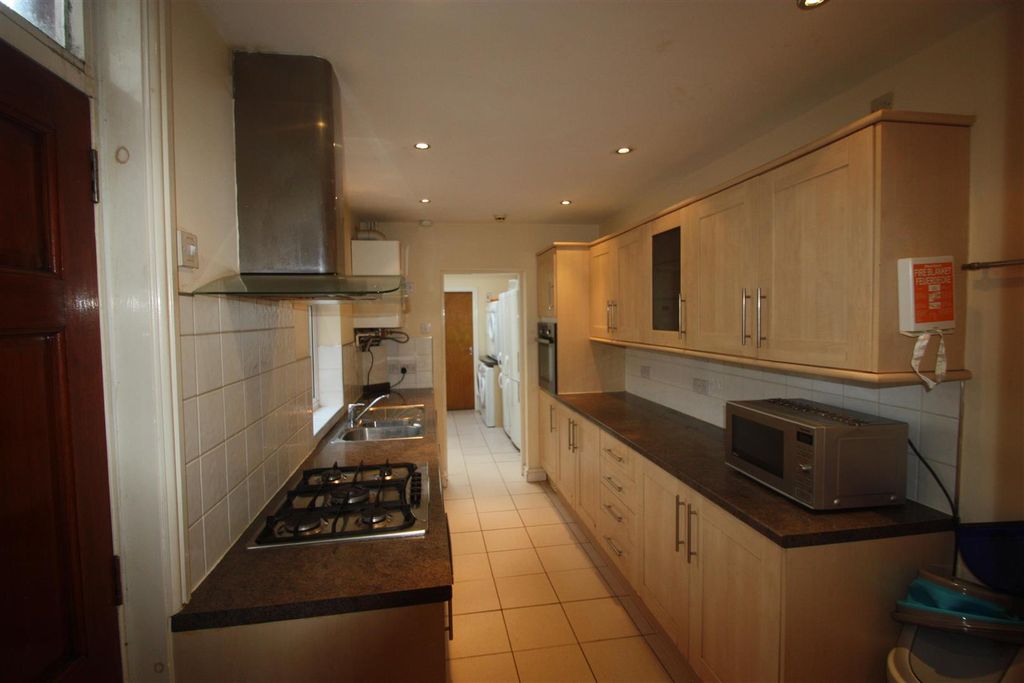 Property photo 3 of 12 Approach