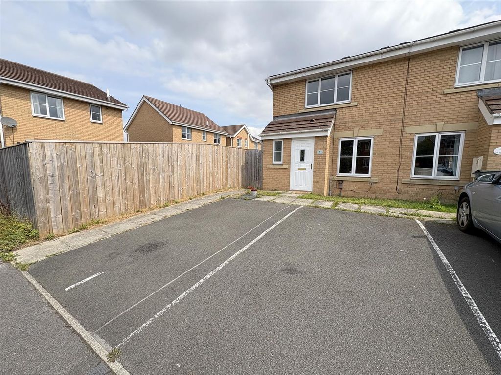 Property photo 1 of 12 Externally