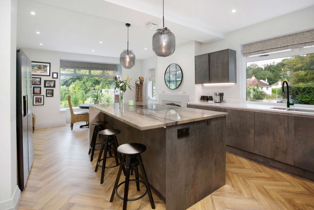 Property photo 3 of 28