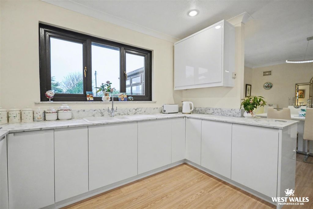 Property photo 3 of 25 Kitchen