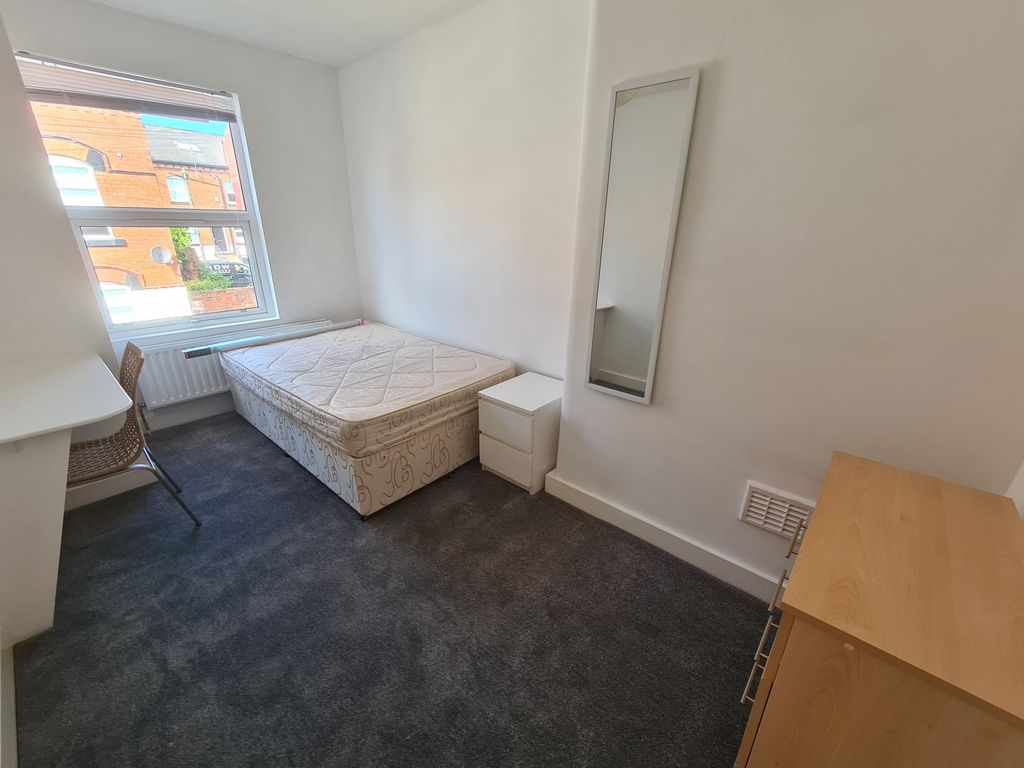 Property photo 3 of 18 Bright And Tidy Double Bedroom Featuring A Comfort...