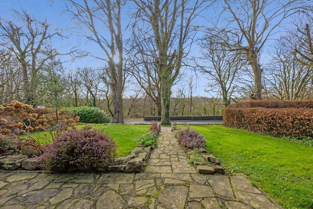 Property photo 2 of 39