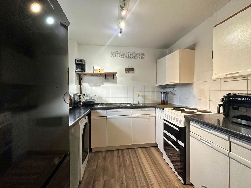 Property photo 2 of 9 Kitchen